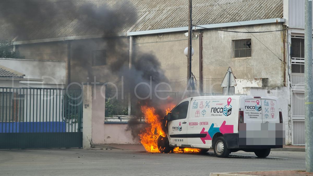 Una furgoneta de reparto sufre un aparatoso incendio en La Roda