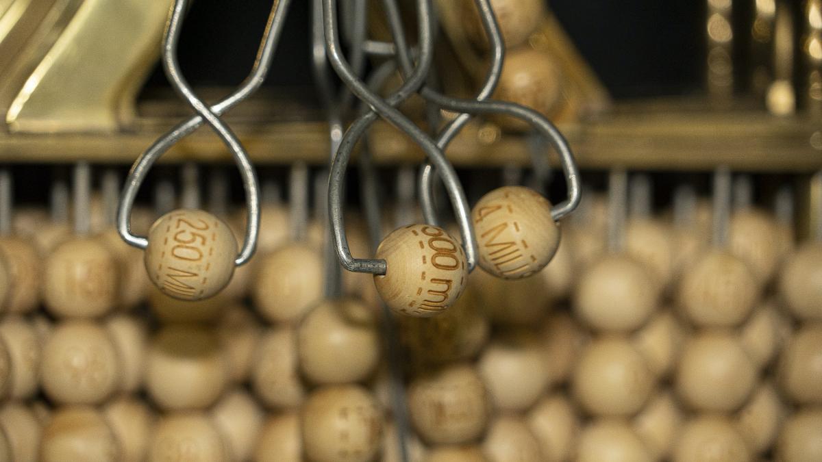 Varias bolas del Sorteo de la Lotería de Navidad en una imagen de archivo