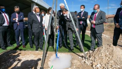 El jefe del Ejecutivo autonómico, Emiliano García-Page, coloca la primera piedra de la nueva planta
