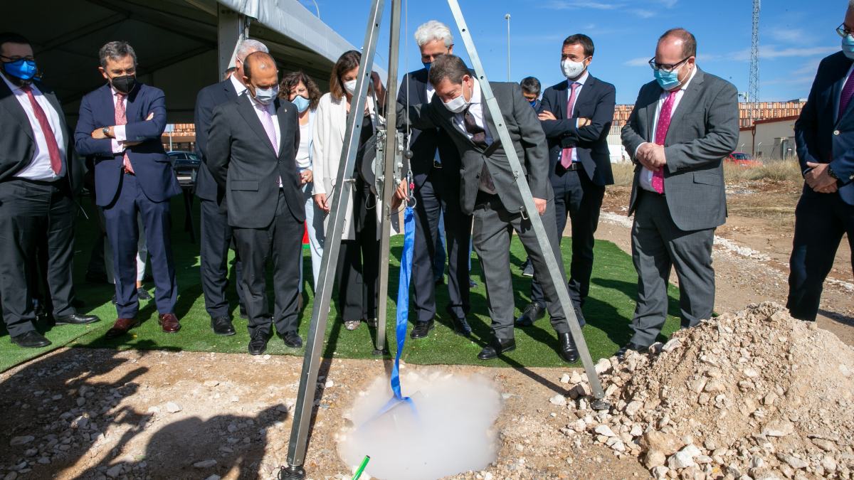 El jefe del Ejecutivo autonómico, Emiliano García-Page, coloca la primera piedra de la nueva planta