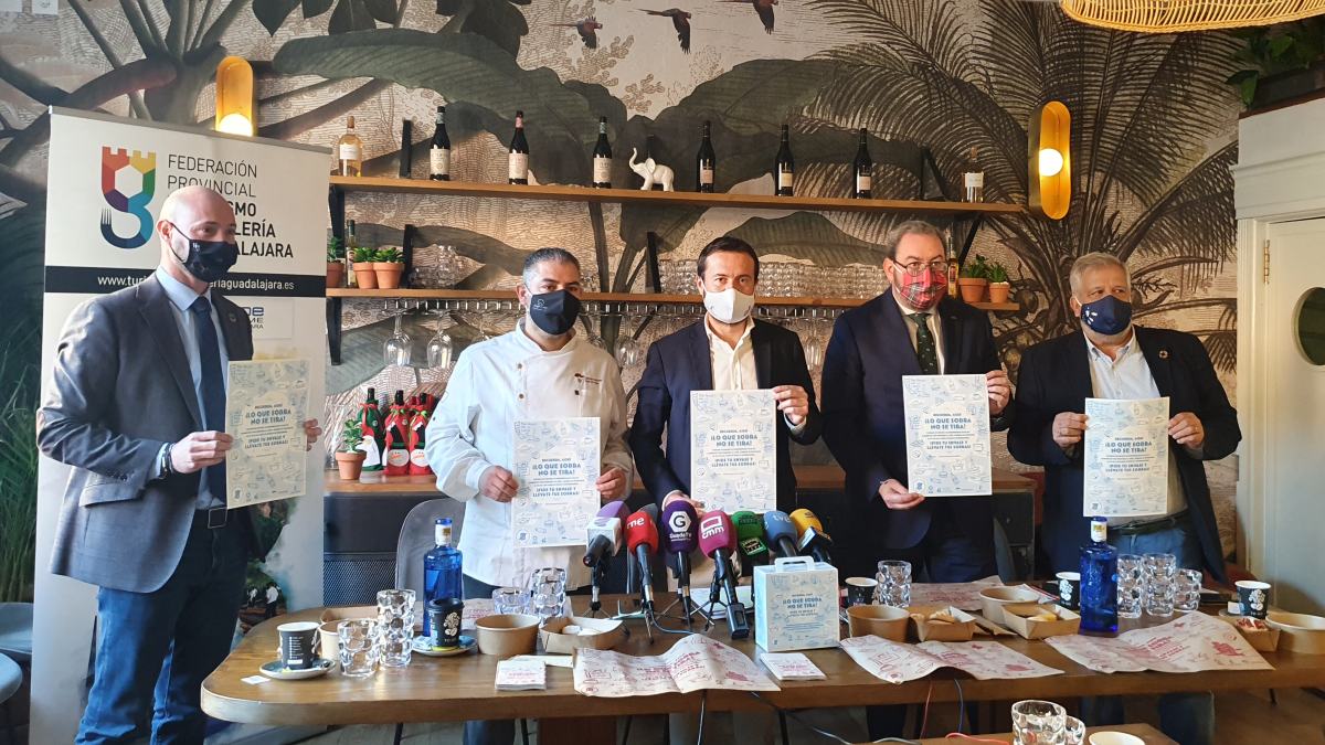 El Gobierno regional presenta una campaña pionera para prevenir y reducir el desperdicio alimentario en colaboración con la Federación Regional de Hostelería y Turismo