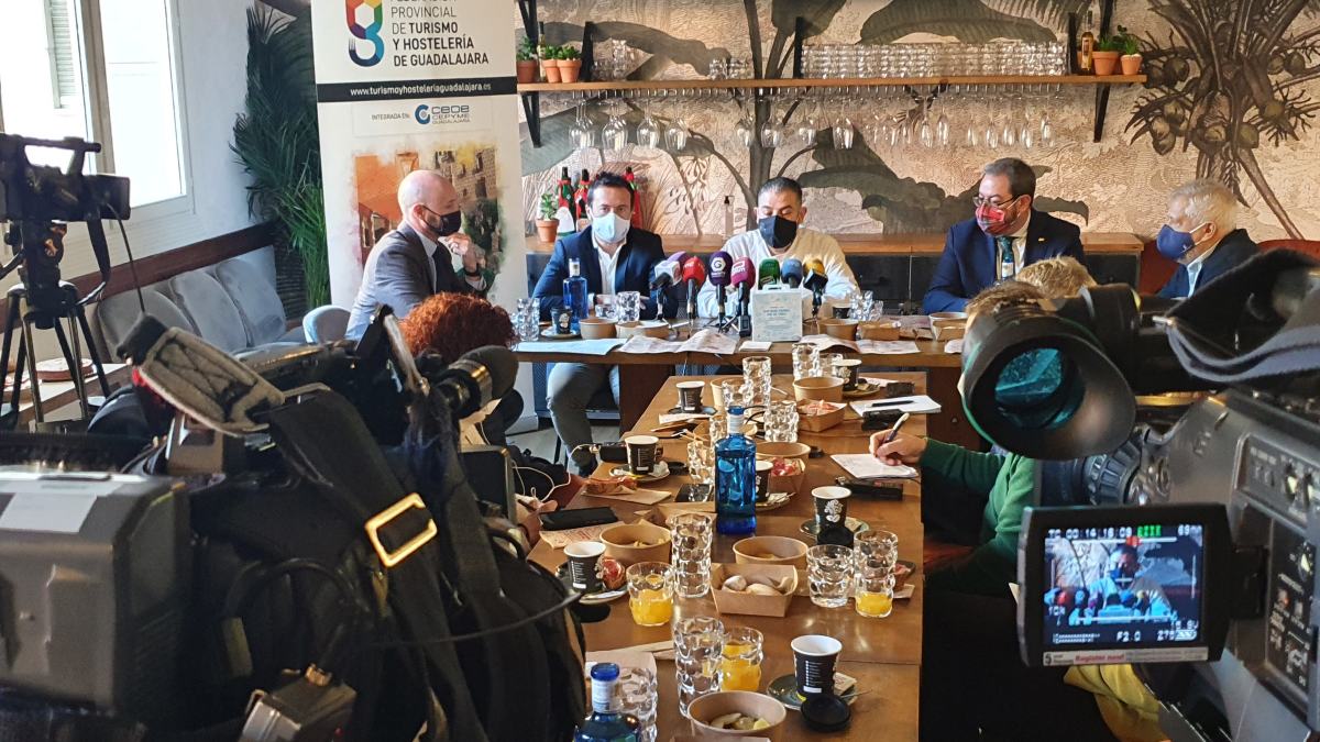 El Gobierno regional presenta una campaña pionera para prevenir y reducir el desperdicio alimentario en colaboración con la Federación Regional de Hostelería y Turismo