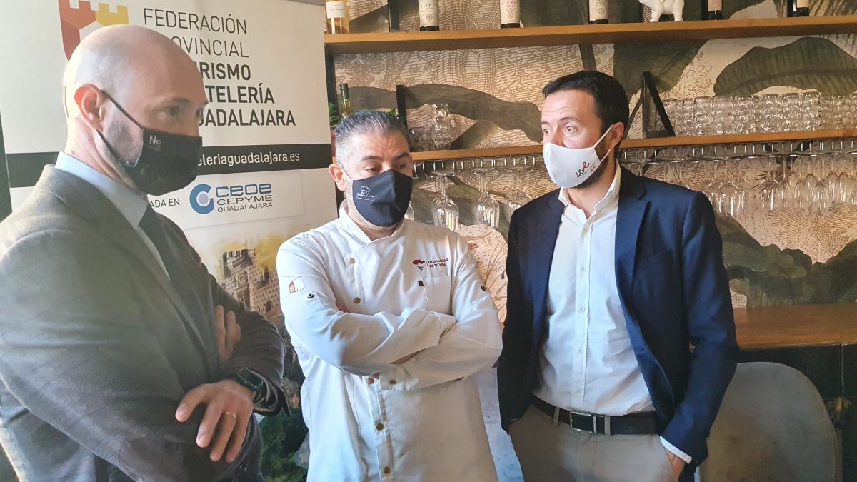 El Gobierno regional presenta una campaña pionera para prevenir y reducir el desperdicio alimentario en colaboración con la Federación Regional de Hostelería y Turismo