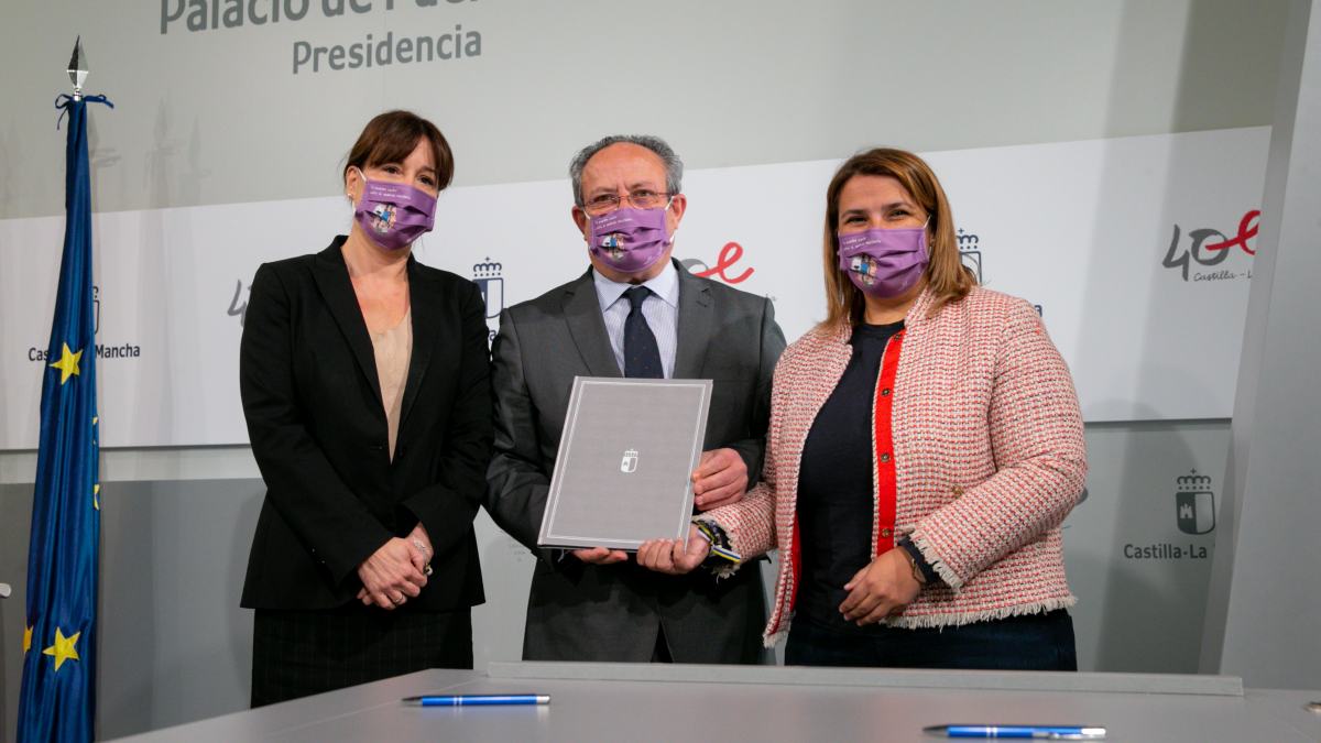 El consejero de Hacienda y Administraciones Públicas, Juan Alfonso Ruiz Molina; la consejera de Igualdad y portavoz, Blanca Fernández; y la presidenta de la Federación Española de Municipios y Provincias de Castilla-La Mancha (FEMP CLM), Tita García Élez, firman, en el Palacio de Fuensalida, un convenio de colaboración en materia de prevención de la violencia de género.