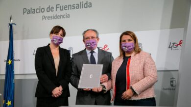 El consejero de Hacienda y Administraciones Públicas, Juan Alfonso Ruiz Molina; la consejera de Igualdad y portavoz, Blanca Fernández; y la presidenta de la Federación Española de Municipios y Provincias de Castilla-La Mancha (FEMP CLM), Tita García Élez, firman, en el Palacio de Fuensalida, un convenio de colaboración en materia de prevención de la violencia de género.