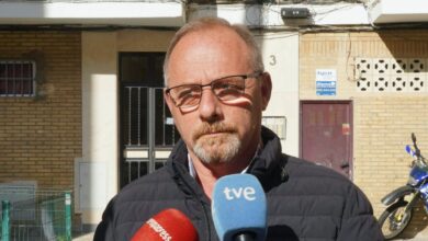 Rueda de prensa del padre de Marta del Castillo, Antonio del Castillo, en la puerta de su domicilio en Sevilla