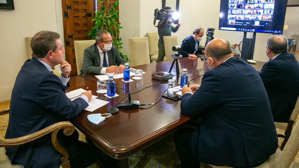 El jefe del Ejecutivo regional, Emiliano García-Page, participa en la XXV Conferencia de Presidentes, que se celebra de forma telemática, con el objetivo de abordar la situación del coronavirus // JCCM