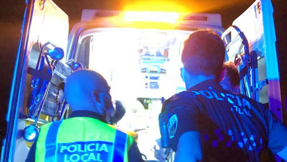 Agentes de la Policía Local de Albacete y una ambulancia del SESCAM en una foto de archivo