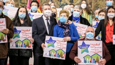 Foto de familia durante la presentación de la campaña ‘Navidad en compañía. Ningún mayor solo 2021’