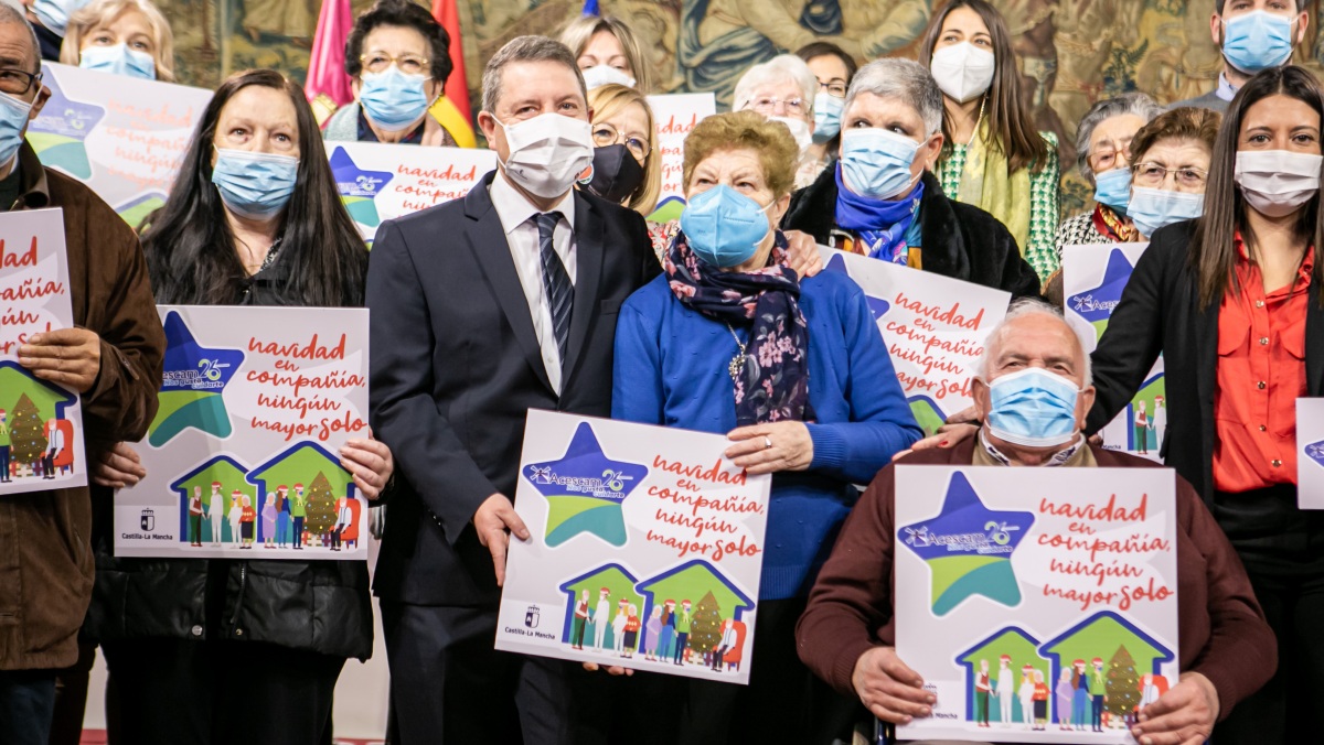 Foto de familia durante la presentación de la campaña ‘Navidad en compañía. Ningún mayor solo 2021’