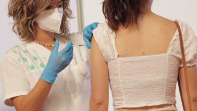 Una sanitaria del SESCAM en la vacunación contra el COVID-19
