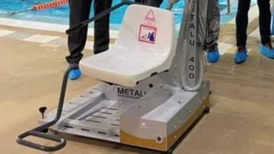 Silla adaptada en las piscinas de Almansa