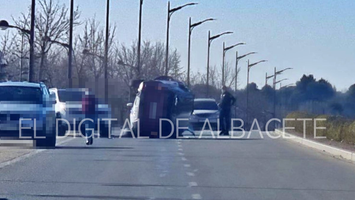 Uno de los vehículos ha quedado volcado sobre la calzada