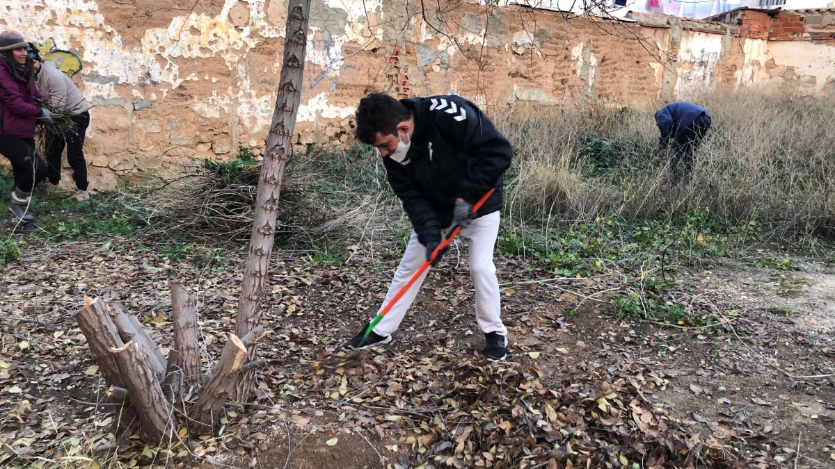 Usuarios de ASPRONA se involucran en la creación de este huerto comunitario en Albacete / Imagen: ASPRONA