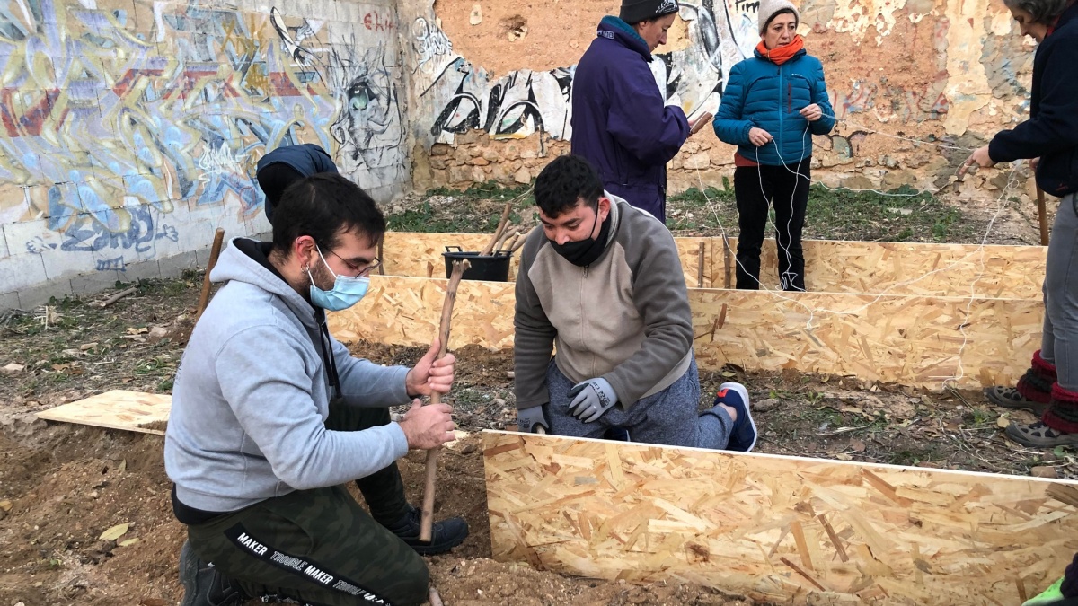 Usuarios de ASPRONA se involucran en la creación de este huerto comunitario en Albacete / Imagen: ASPRONA