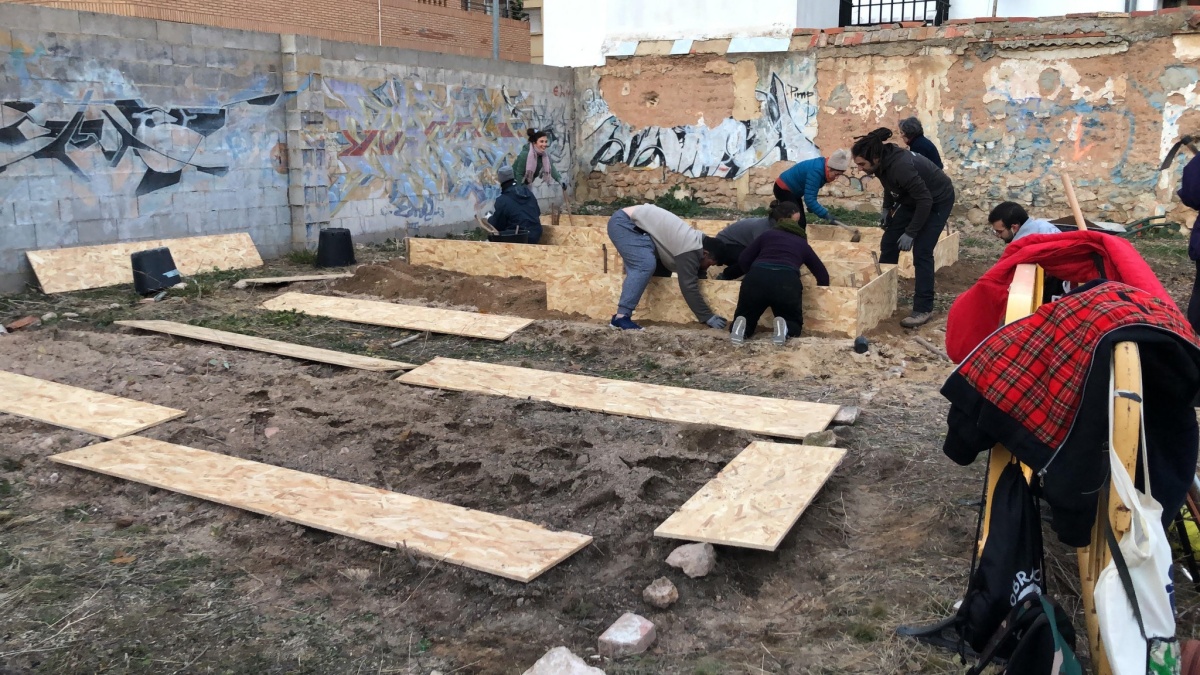 Usuarios de ASPRONA trabajan junto a otros colectivos de Albacete en la creación de este huerto comunitario  / Imagen: ASPRONA