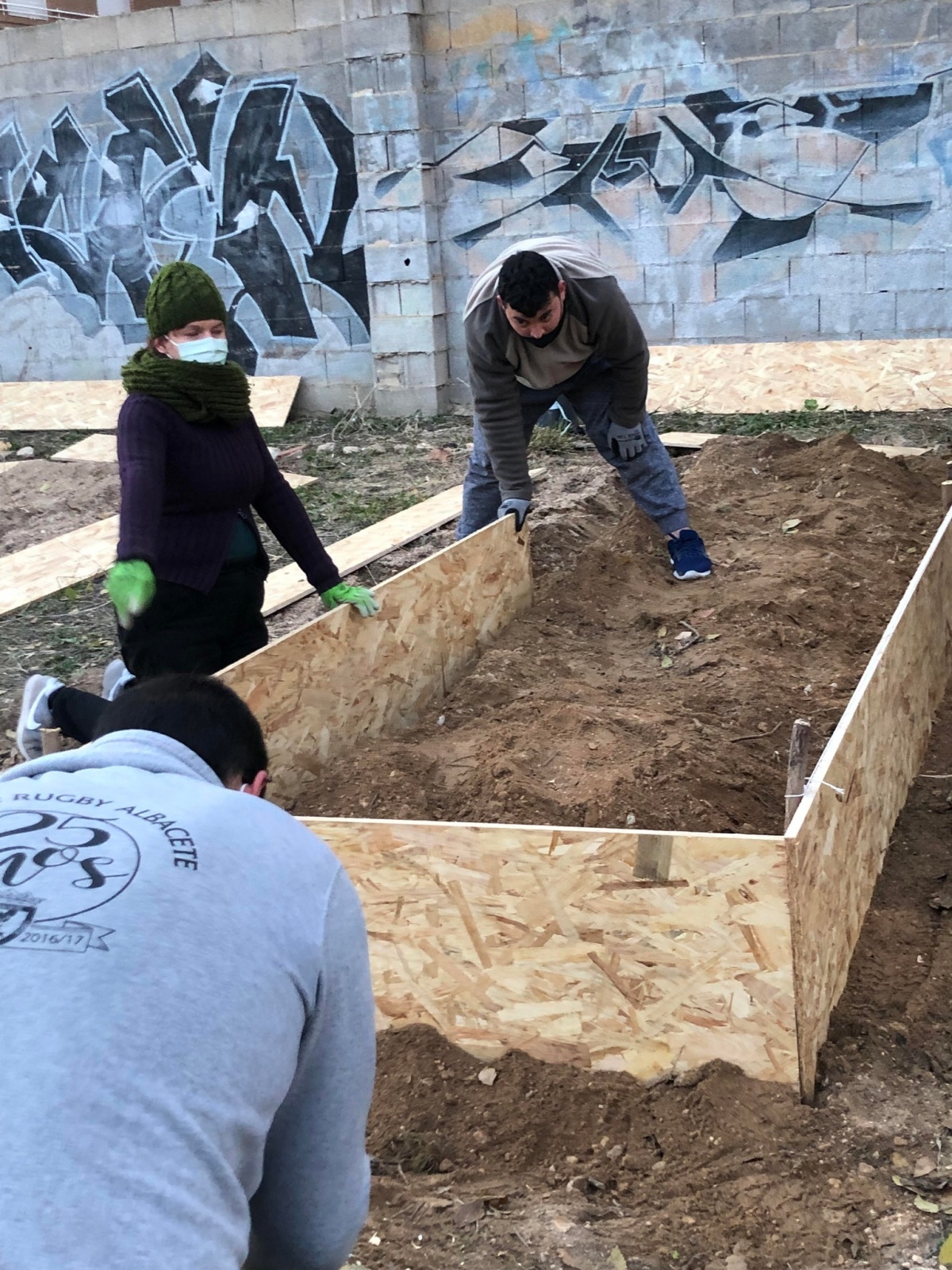 Usuarios de ASPRONA trabajan junto a otros colectivos de Albacete en la creación de este huerto comunitario  / Imagen: ASPRONA