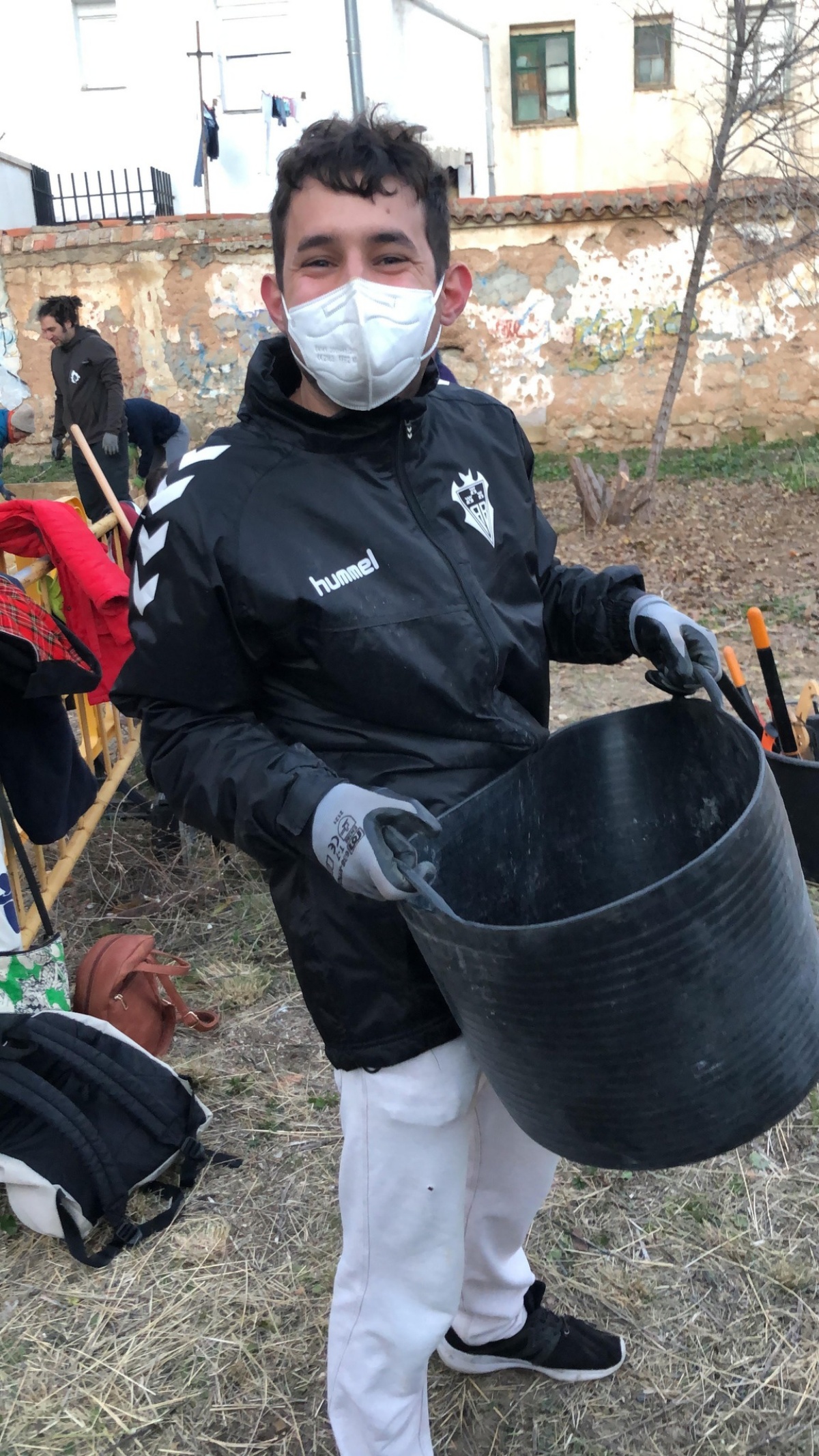 Usuarios de ASPRONA trabajan junto a otros colectivos de Albacete en la creación de este huerto comunitario  / Imagen: ASPRONA