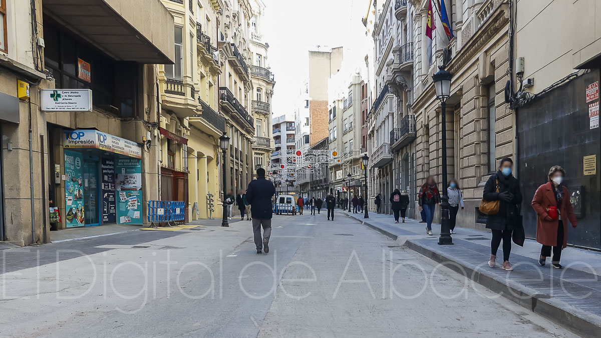 Gente paseando por una céntrica calle de Albacete