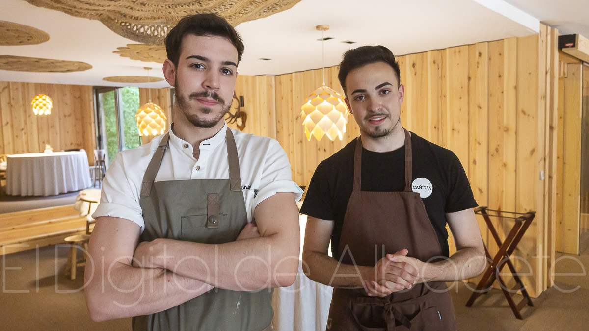 Javier Sanz y Juan Sahuquillo en el restaurante 'Cañitas Maite'