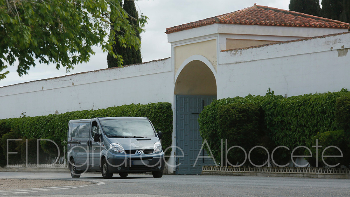 Un vehículo fúnebre llega al cementerio de Albacete