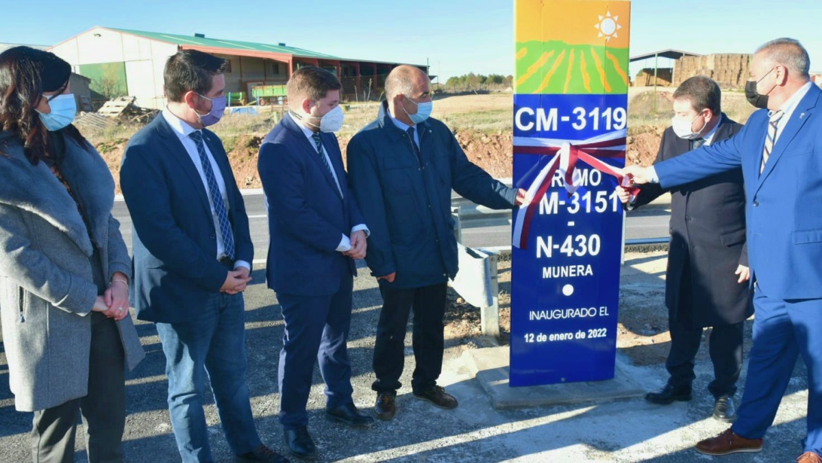 Cabañero junto al García-Page en la inauguración de la CM-3119, que une Villarrobledo y Munera (Albacete)