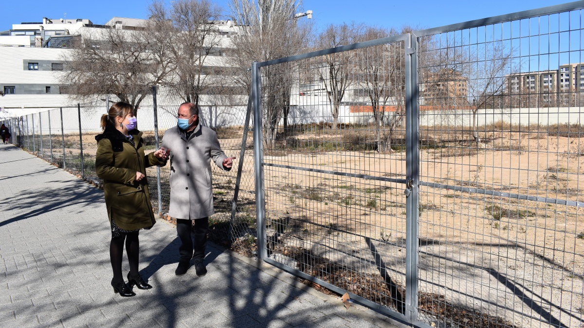 El alcalde de Albacete, Emilio Sáez, visita a los solares que albergarán el Centro de Empleo de Albacete / Imagen: Ayuntamiento de Albacete