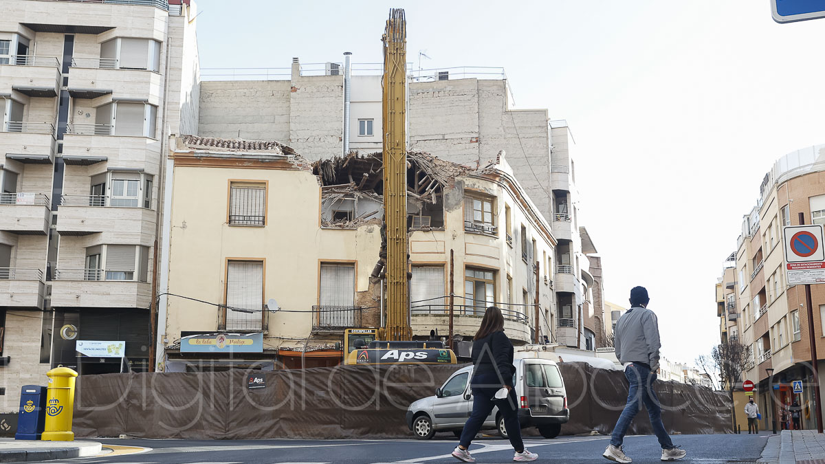 Comienzan a demoler este antiguo edificio en Albacete / Fotos: Ángel Chacón