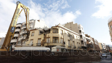 Comienza la demolición de este edificio ubicado en la Plaza de Carretas de Albacete / Fotos: Ángel Chacón