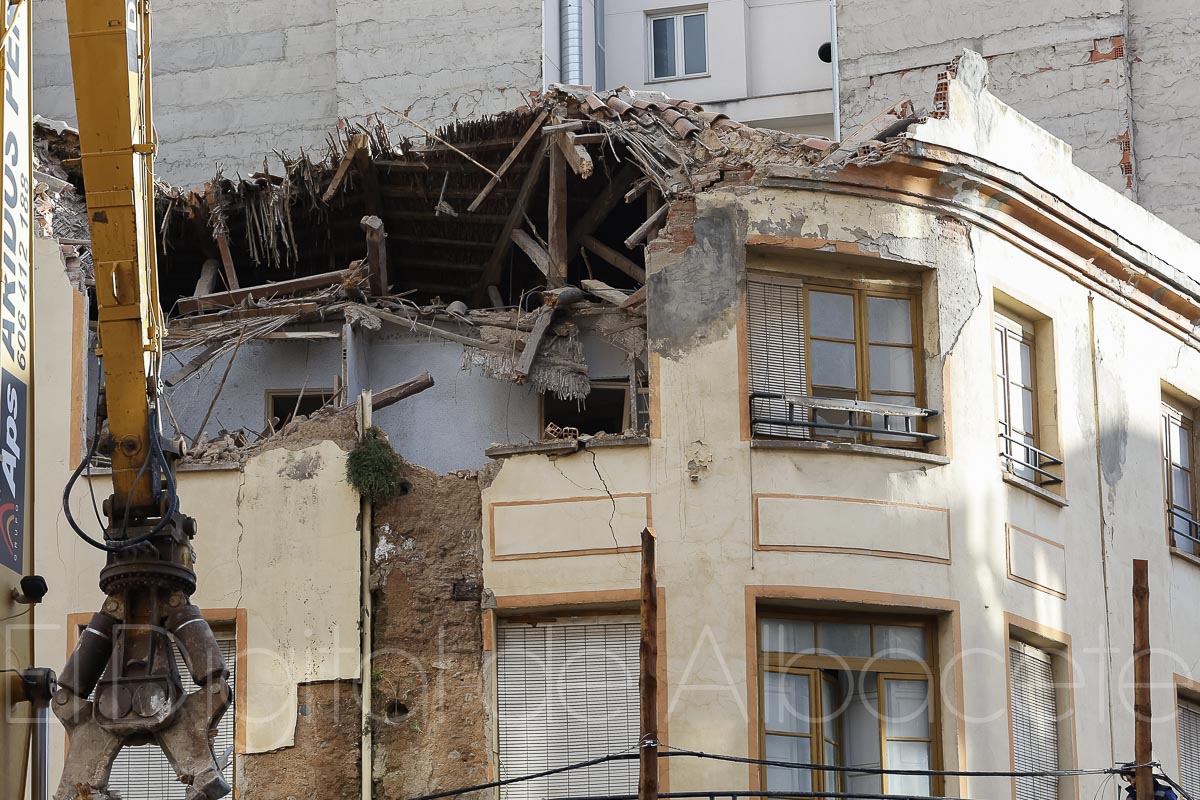 Comienza la demolición de este edificio ubicado en la Plaza de Carretas de Albacete / Fotos: Ángel Chacón