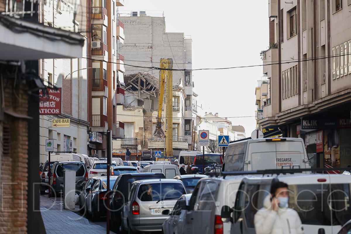 Denunciaban el mal estado en el que se encontraba este edificio en Albacete / Comienza la demolición de este edificio ubicado en la Plaza de Carretas de Albacete / Fotos: Ángel Chacón