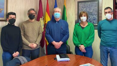 El diputado de Igualdad, Pedro Antonio González, durante la reunión en La Gineta (Albacete) junto al alcalde de la localidad, Antonio Belmonte