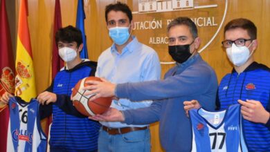 El diputado de deportes, junto al responsable del Tobarra CB y a dos jugadores junior