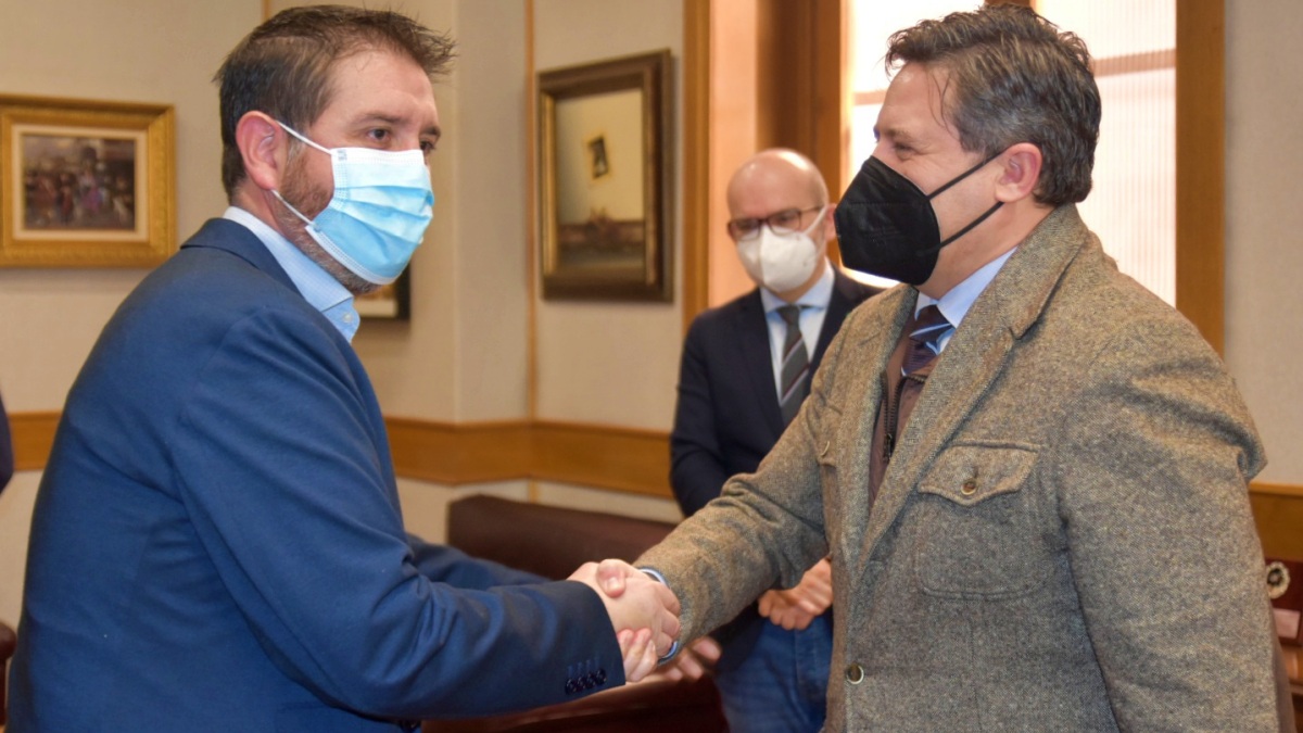 El presidente de la Diputación saluda al del Colegio Oficial de Farmacéuticos de Albacete antes del encuentro mantenido entre ambas partes