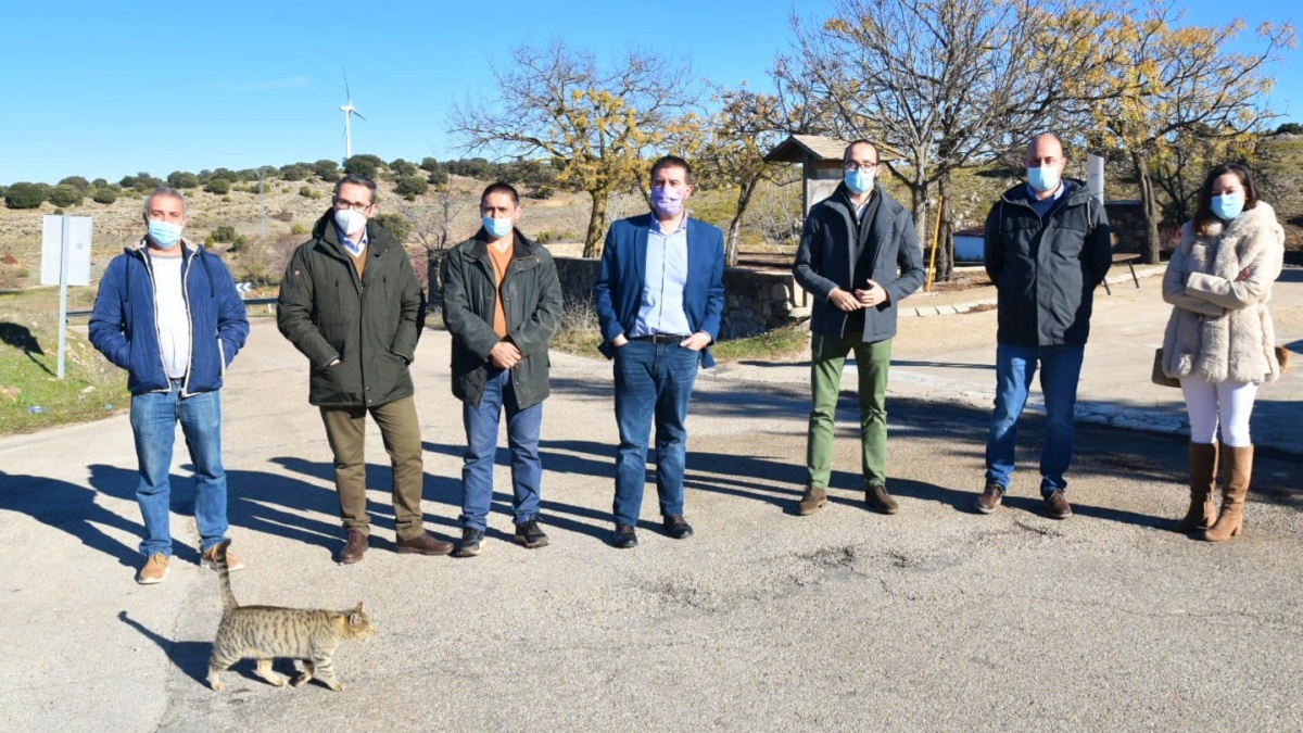 El presidente provincial, Santi Cabañero, y el vicepresidente, Fran Valera, durante la visita a la AB 519 junto a los alcaldes de Masegoso y Peñascosa.