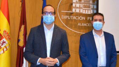El presidente y el vicepresidente de la Diputacion posan antes de explicar el dinero aportado a mejora de infraestructuras en 2021 por parte de la institución provincial de Albacete