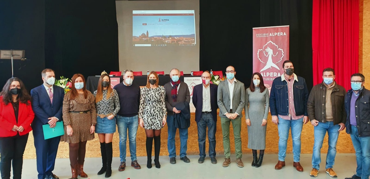 El presidente provincial, junto a la alcadesa de Alpera, al presidente de la Bodega Santa Cruz y a Pedro Piqueras