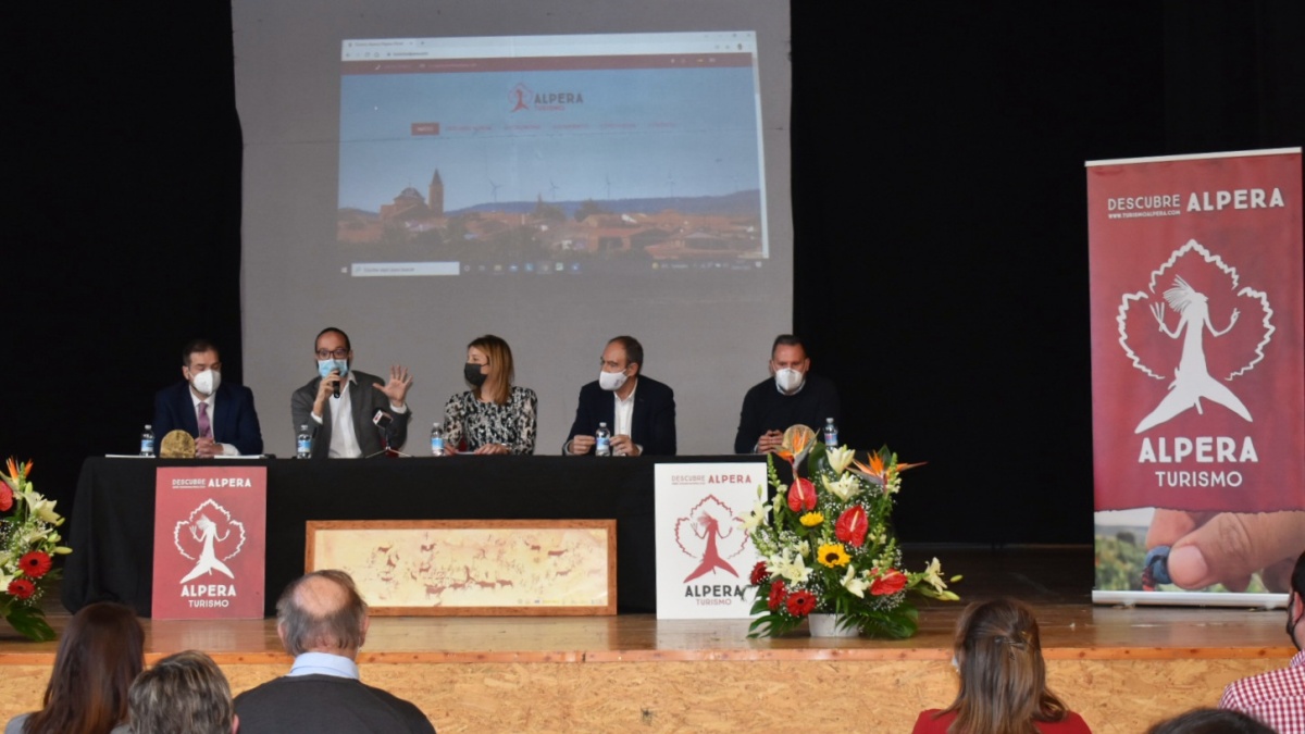 El presidente provincial, junto a la alcadesa de Alpera, al presidente de la Bodega Santa Cruz y a Pedro Piqueras