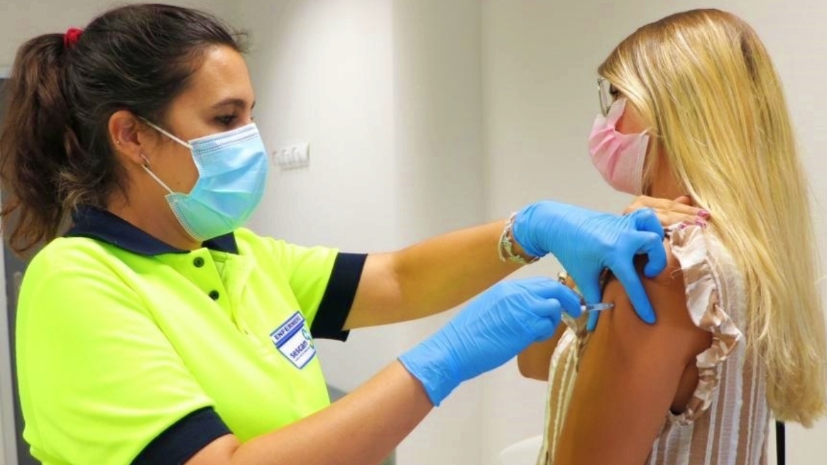 Una enfermera del SESCAM vacuna a una paciente contra el COVID-19 en Castilla-La Mancha