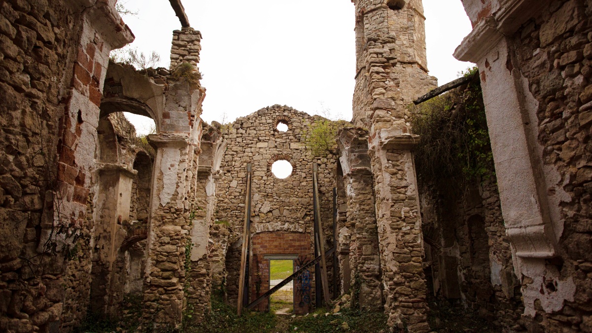 Un edificio en ruinas - FOTO DE ARCHIVO