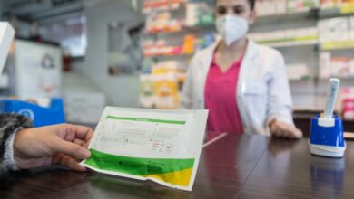 Una mujer con un test de antígenos en una farmacia / Europa Press
