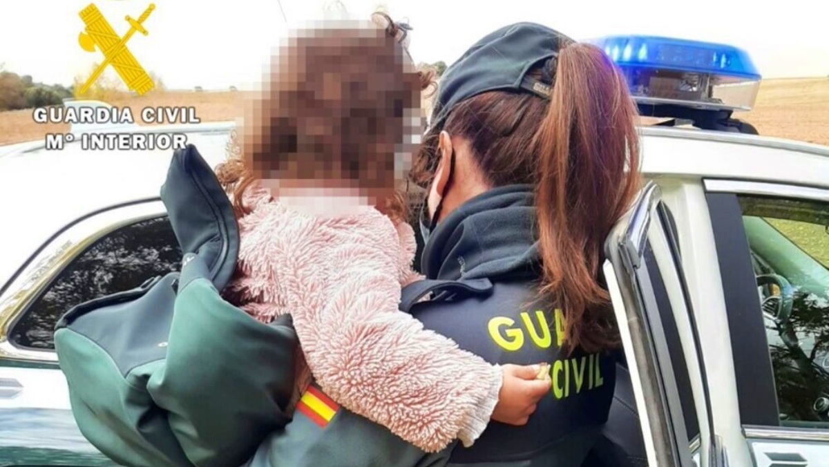 Una agente de la Guardia Civil con una niña en una foto de archivo