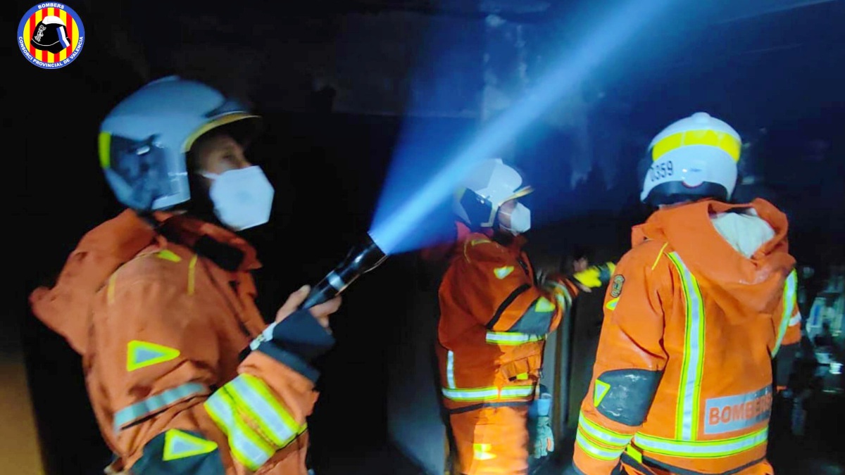 Bomberos intervienen en el mortal incendio declarado en una residencia de ancianos de Moncada (Valencia)