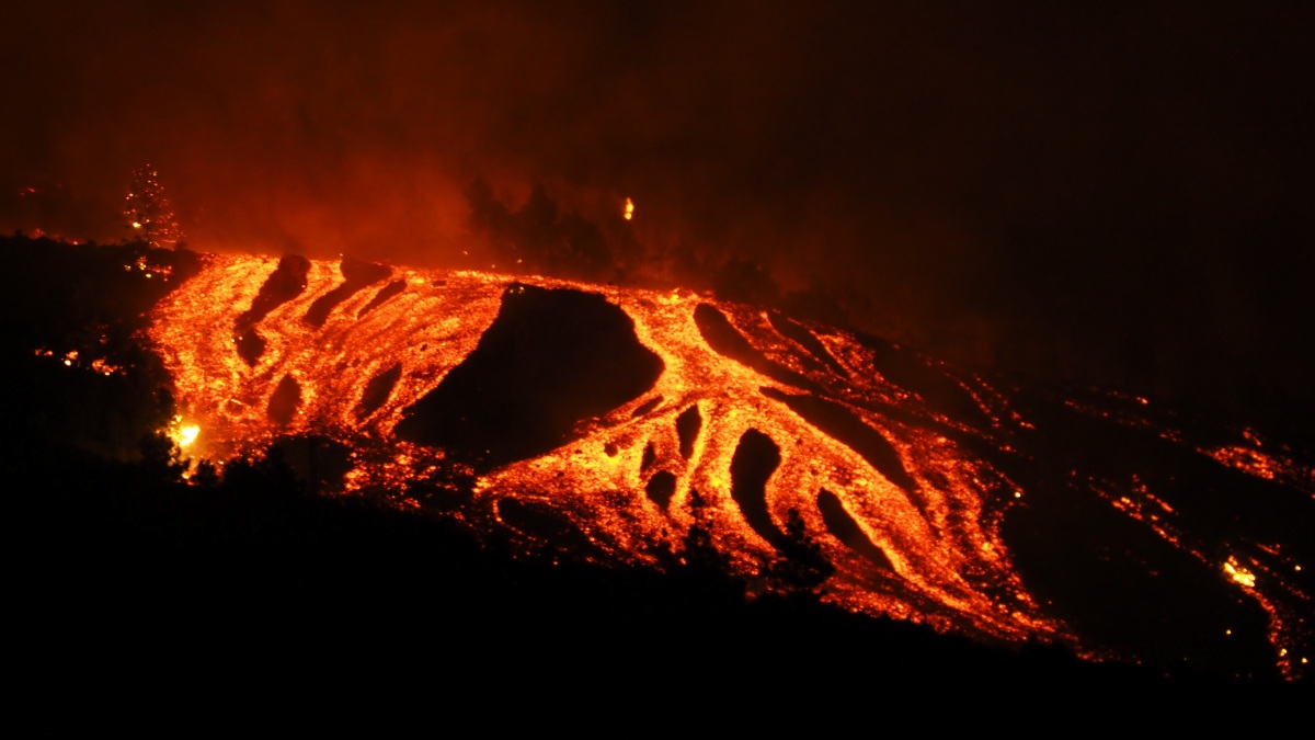 Foto de archivo de un volcán en erupción