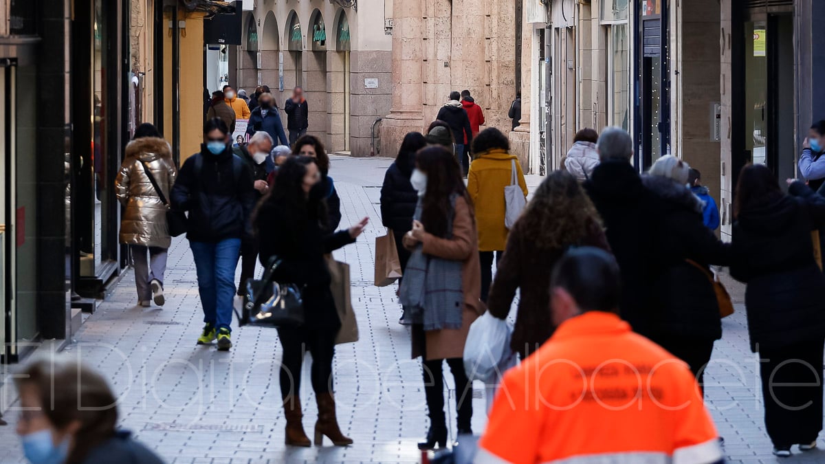 Gente paseando en una calle de Albacete / Imagen de archivo