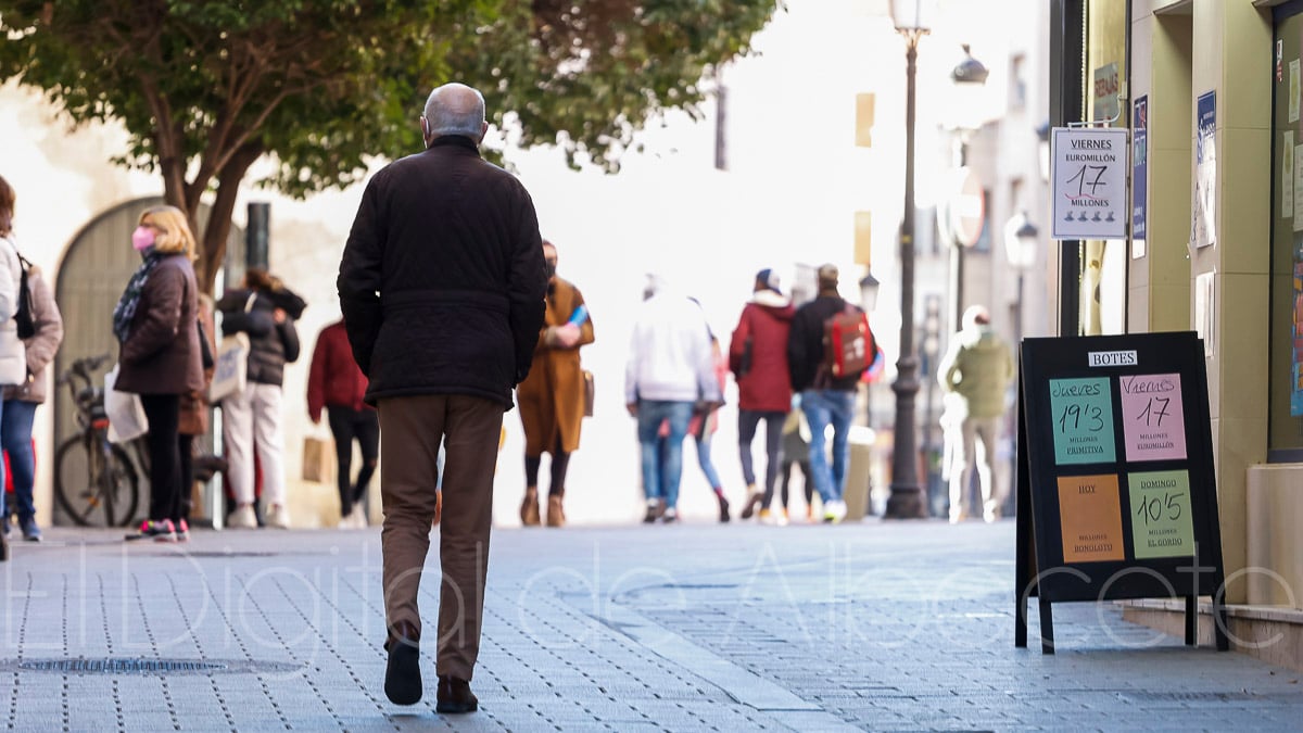 Gente paseando por Albacete / Imagen de archivo