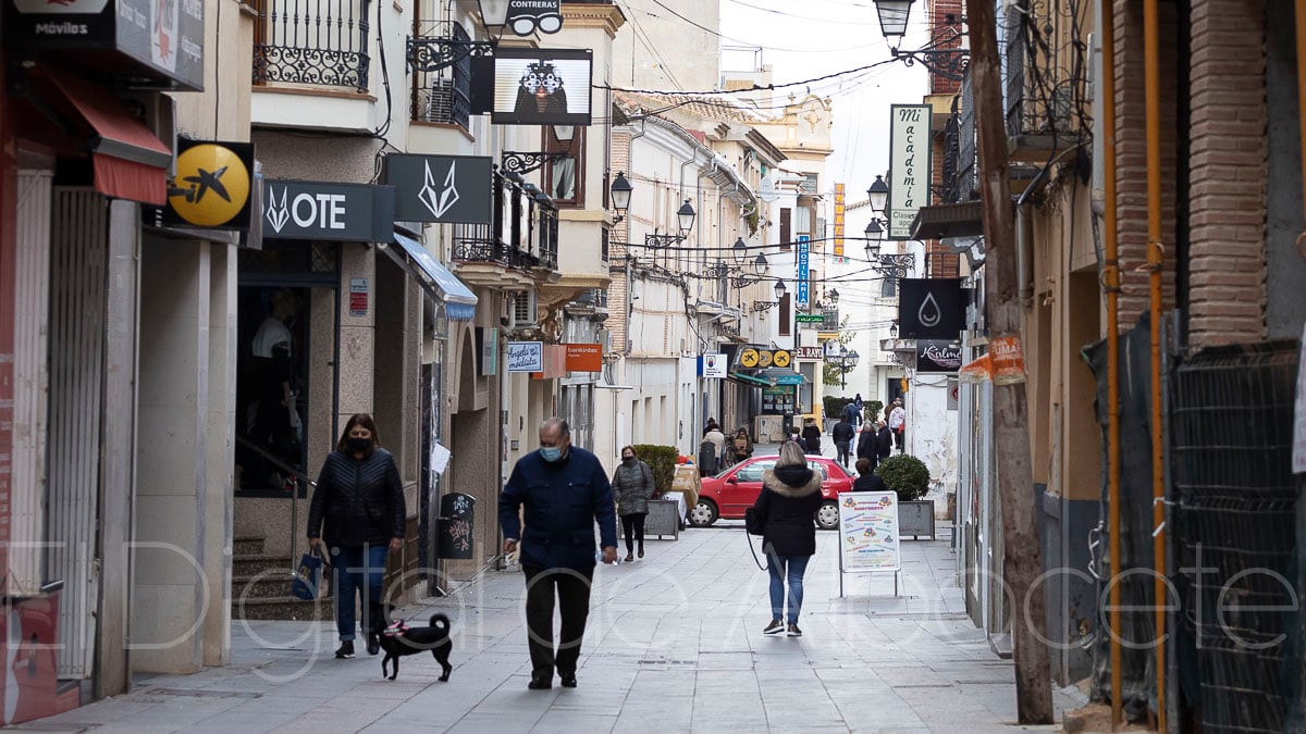Gente paseando por Albacete 