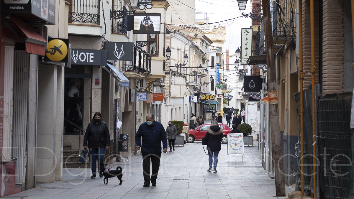 Gente paseando por Albacete 