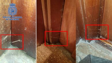 Hilos de pegamento en la puerta de una vivienda / Imagen: @policia