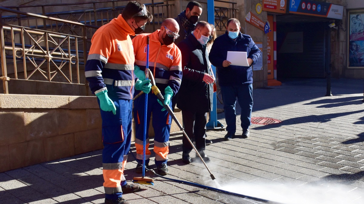 El Ayuntamiento de Albacete lleva las brigadas de limpieza de manchas a todos los barrios y refuerza la recogida de residuos y de voluminosos en 63 urbanizaciones
